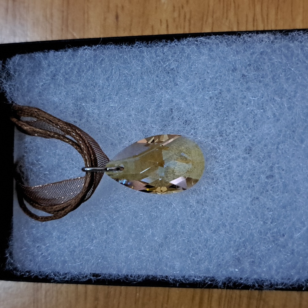 🔥CLEARANCE! Peach Champagne Crystal Teardrop Necklace - Picture 3 of 6